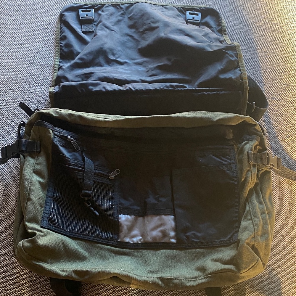 Eddie Bauer Olive Men's Messenger Bag Laptop Bag Expandable - Picture 7 of 8